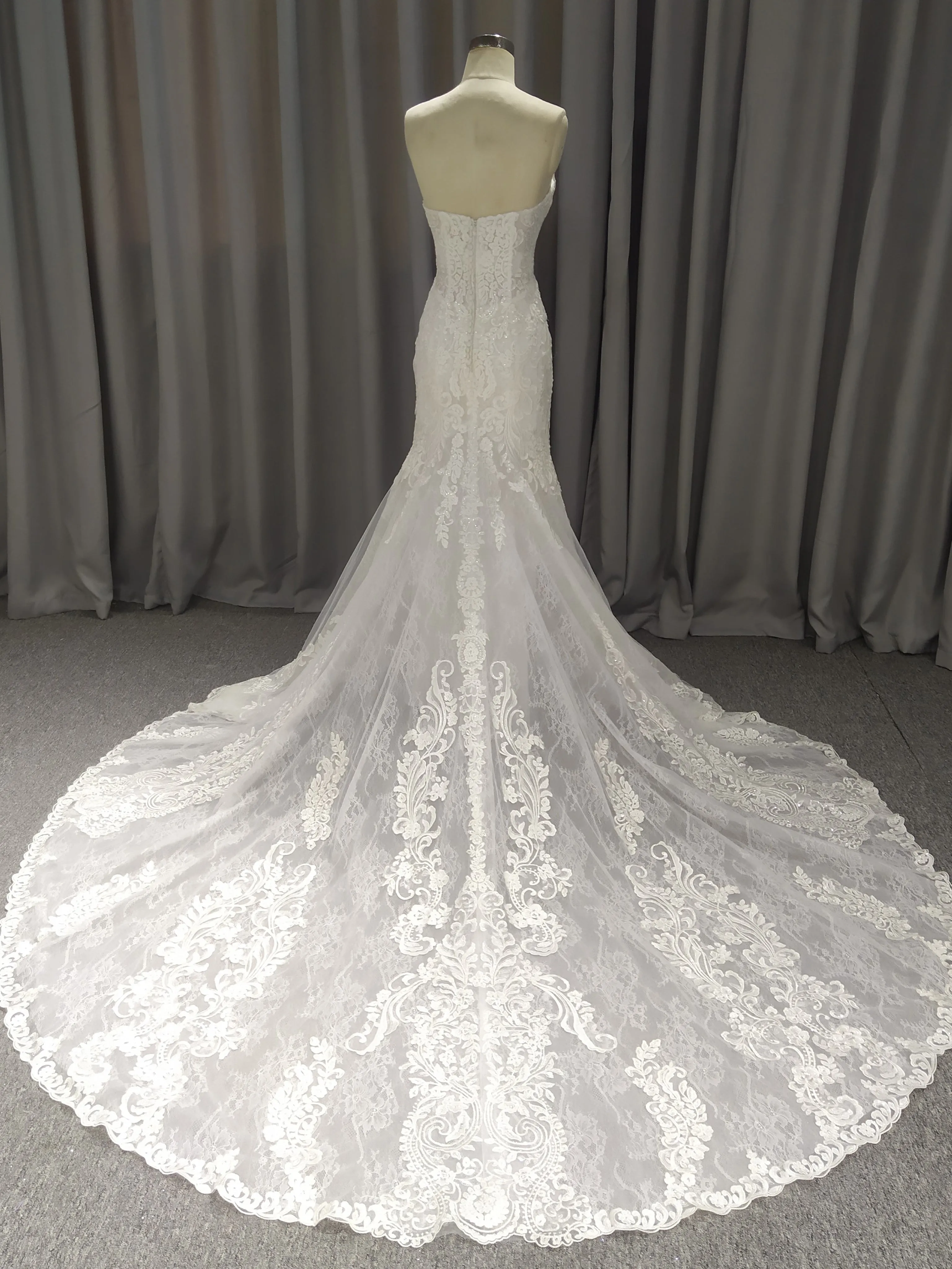 Fourreau Sans bretelles Dentelle Tulle Robe de Mariée avec Traîne de Balayage