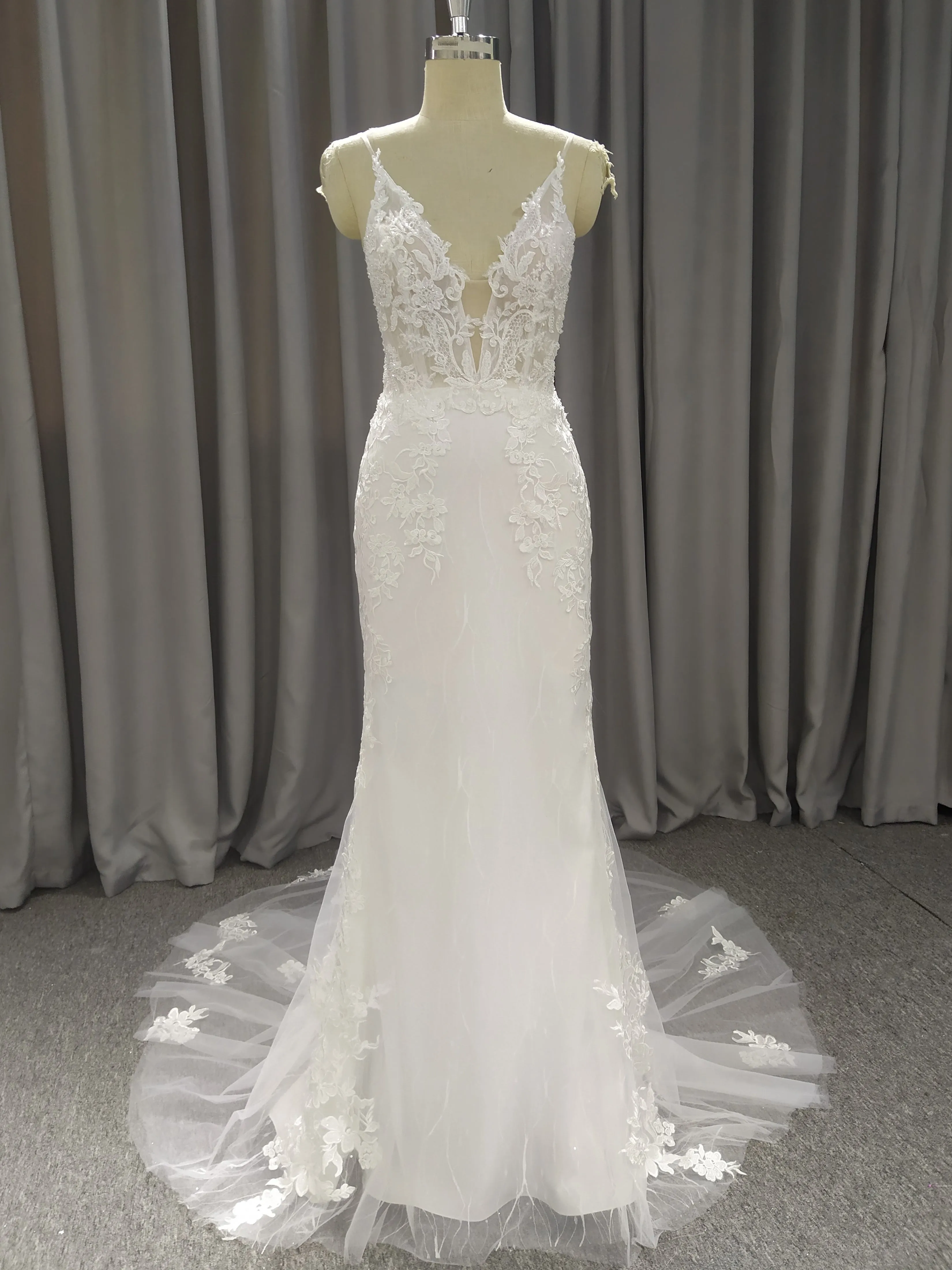 Gracieuse Robe fourreau Col V applique Dentelle&Tulle Robe de Mariée avec la traîne de balayage