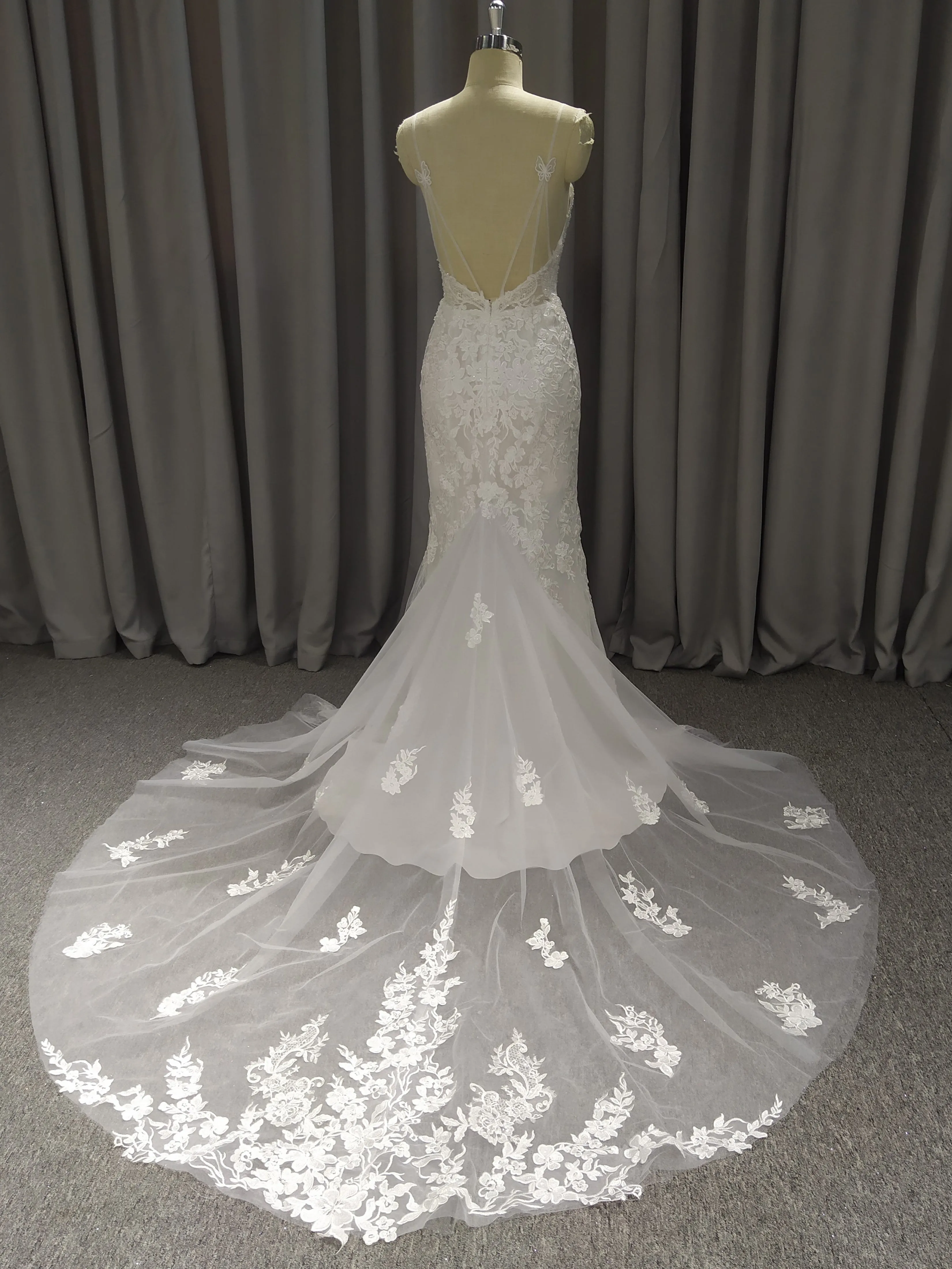 Gracieuse Robe fourreau Col V applique Dentelle&Tulle Robe de Mariée avec la traîne de balayage