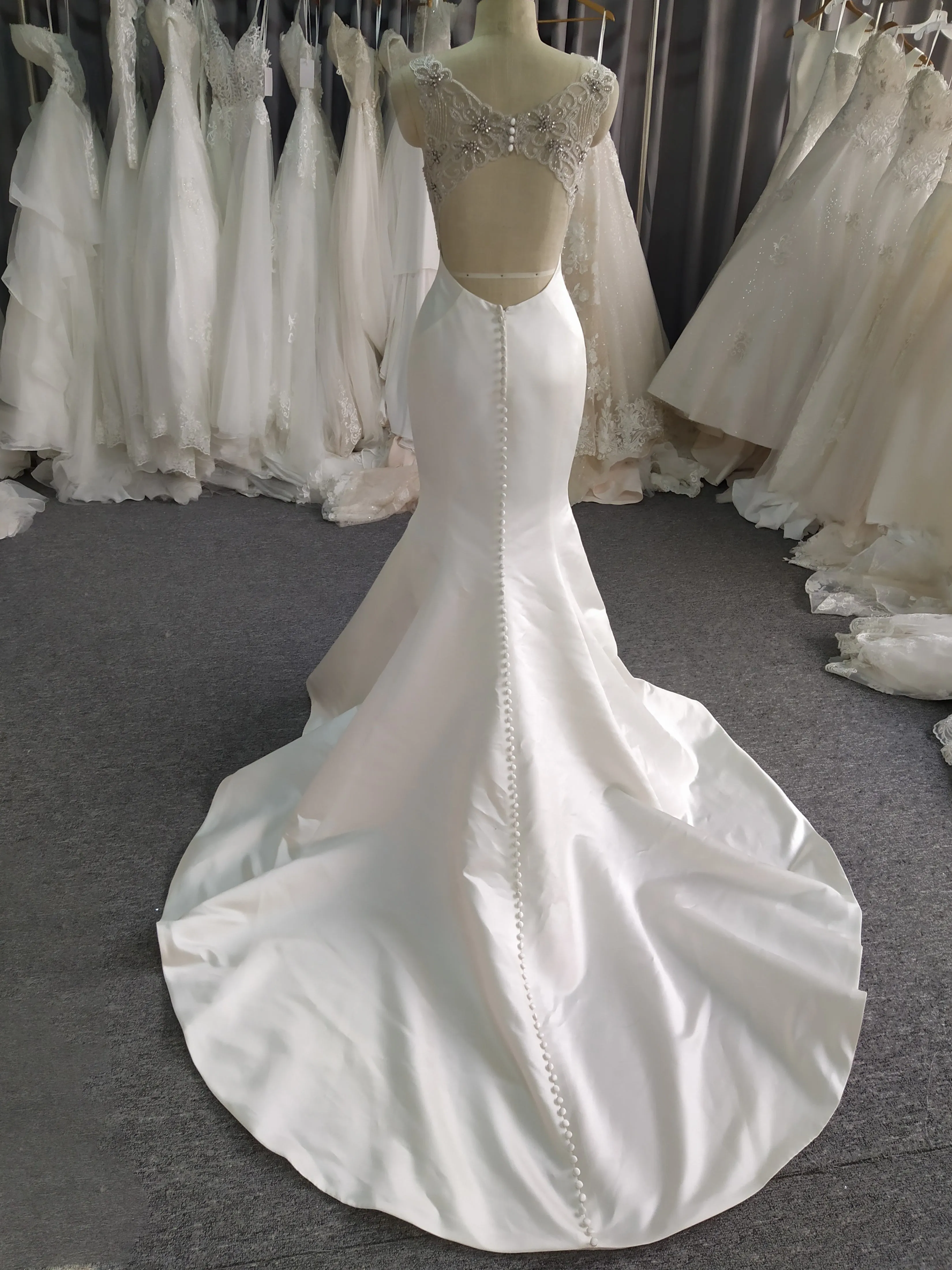 Élégante Robe Sirène Col V Satin Robe de Mariée avec la courte traîne